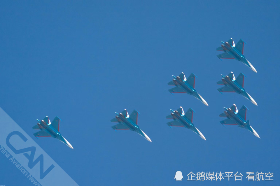 俄勇士飞行表演队炫特技“落叶飘” 俄勇士飞行表演队炫特技“落叶飘”