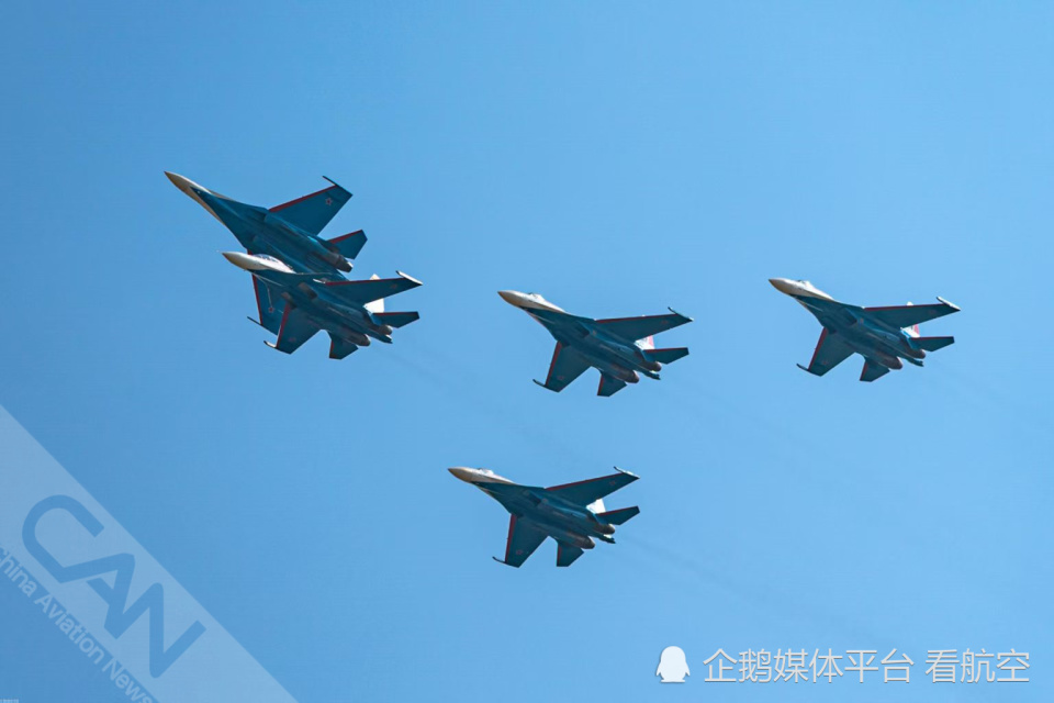 俄勇士飞行表演队炫特技“落叶飘”