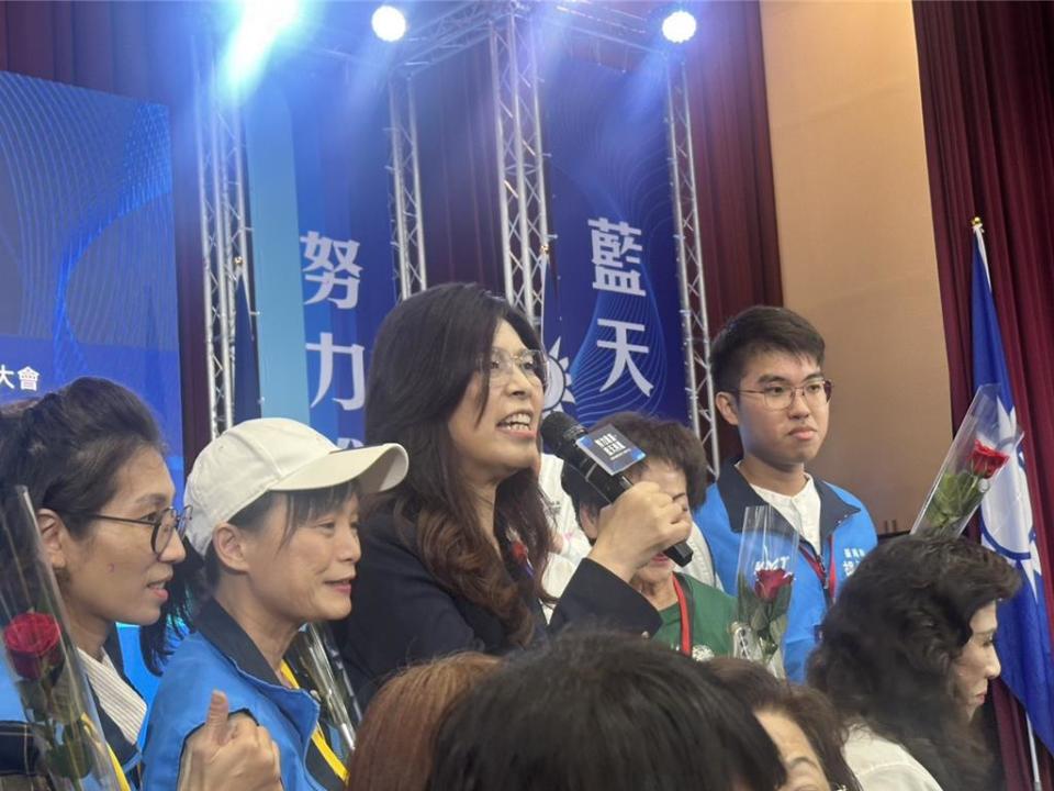 郑丽文怒批民进党马英九激动落泪
