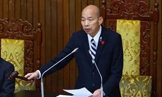 王世坚街头献唱《没出息》