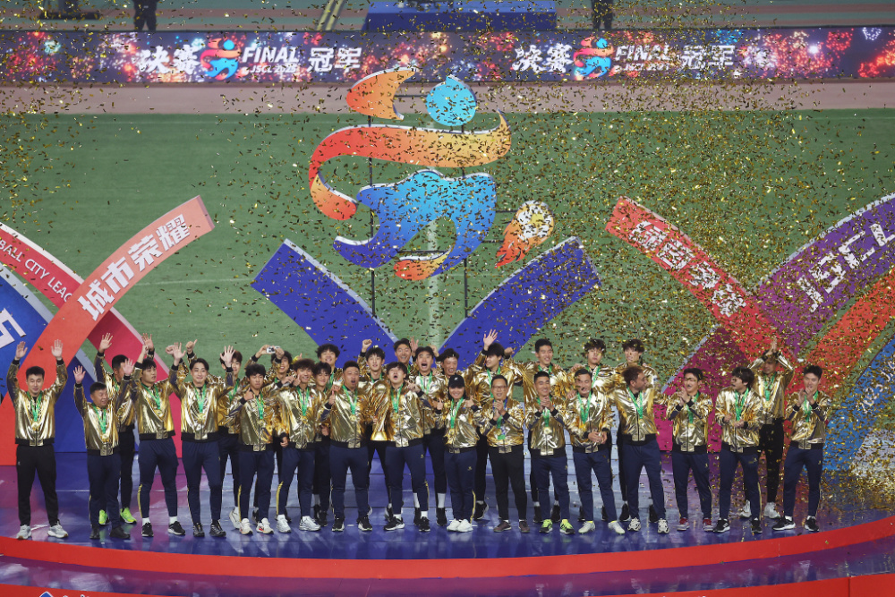 泰州登顶苏超书记进更衣室道贺