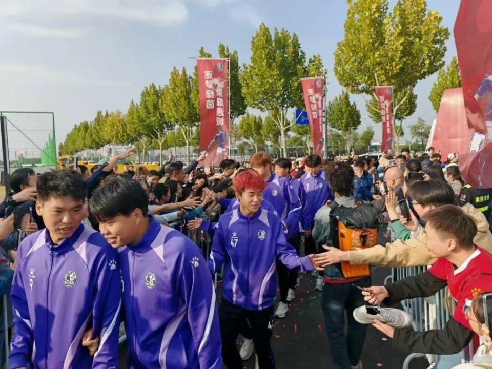 南通党政主官和球迷迎苏超队员回家