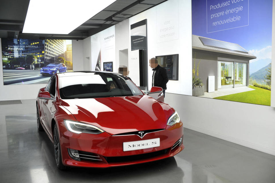 美国一特斯拉打不开车门5人被烧死