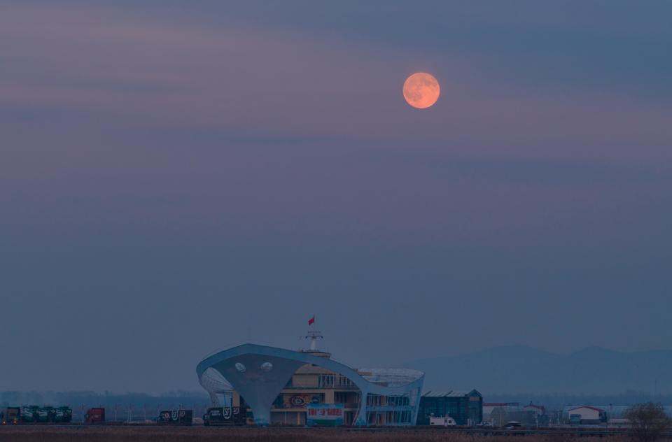 #晒晒你拍的超级大月亮#