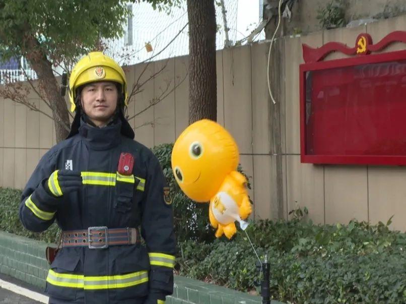 气球无法穿过大气层但爱可以