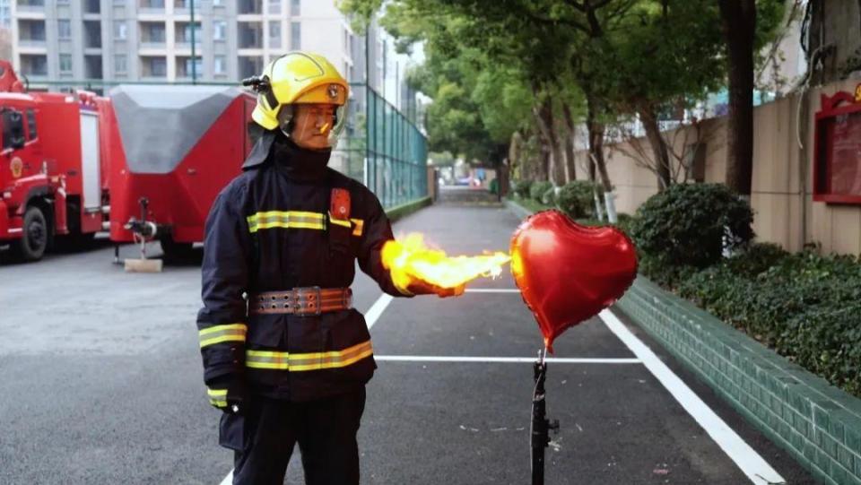 气球无法穿过大气层但爱可以