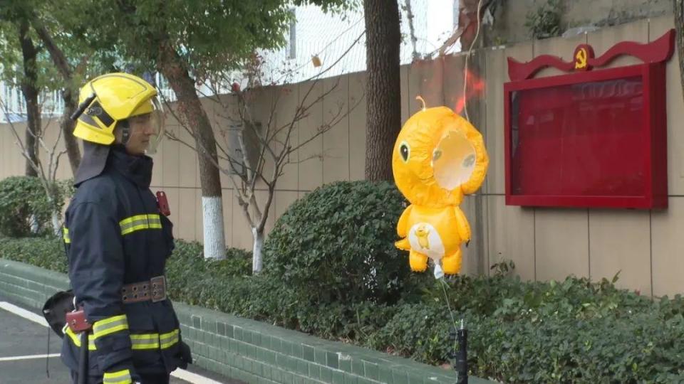 气球无法穿过大气层但爱可以