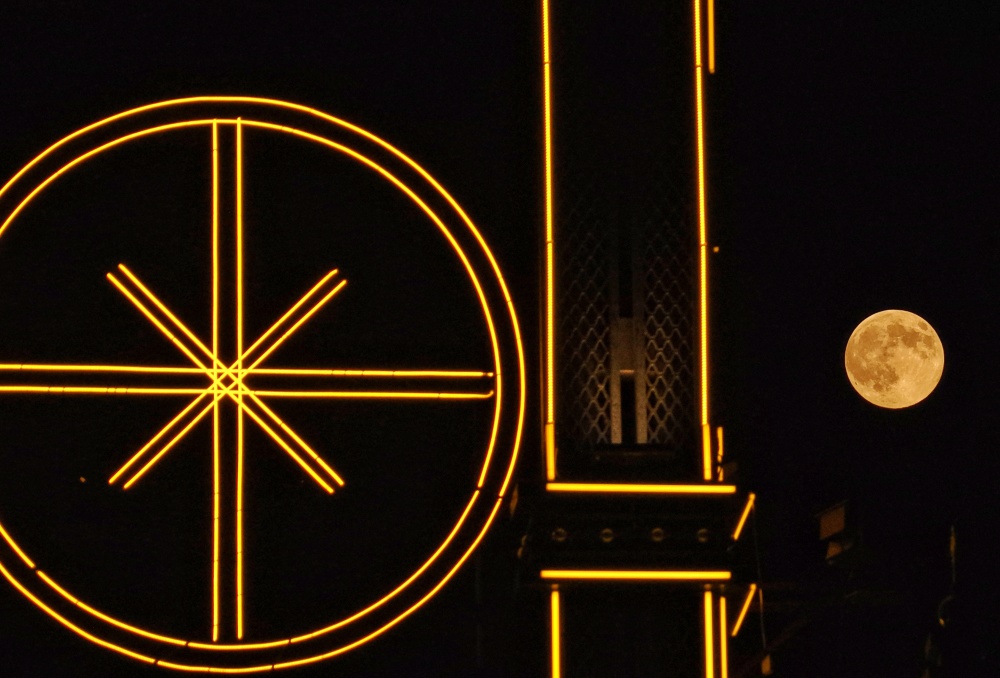 #晒晒你拍的超级大月亮#