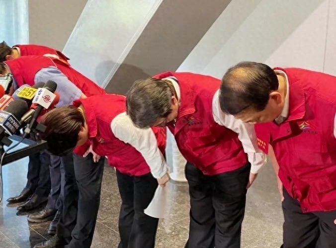 卢秀燕今天两次90度鞠躬道歉