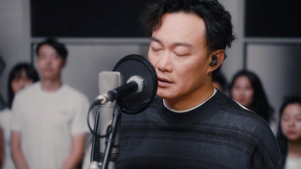 陈奕迅重录《K歌之王》在录音室落泪