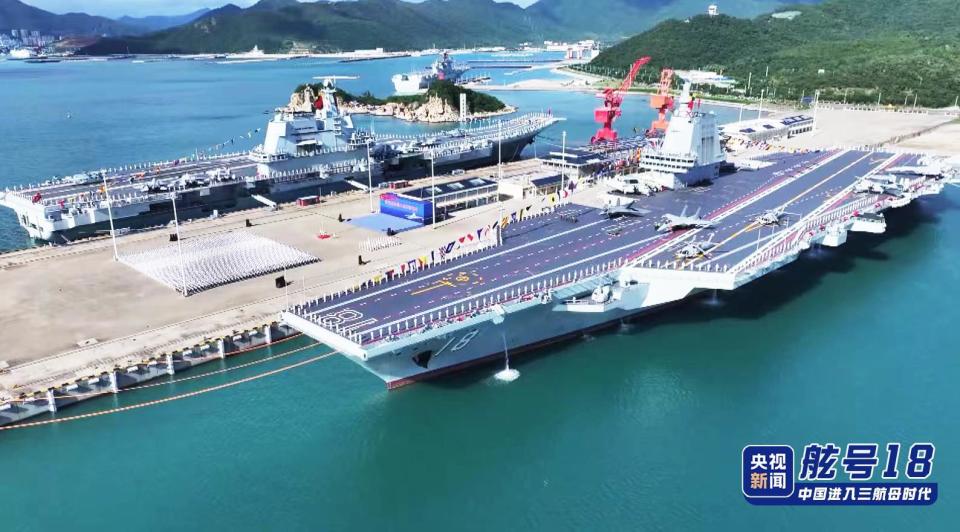 福建舰入列现场高清大图来了