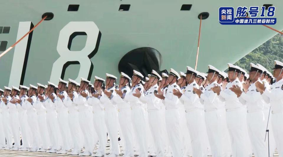 福建舰入列现场高清大图来了