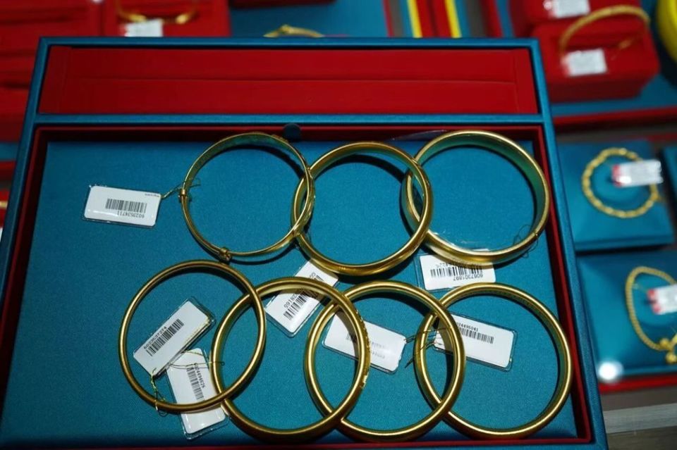 女子带快递纸盒买黄金店员立即报警