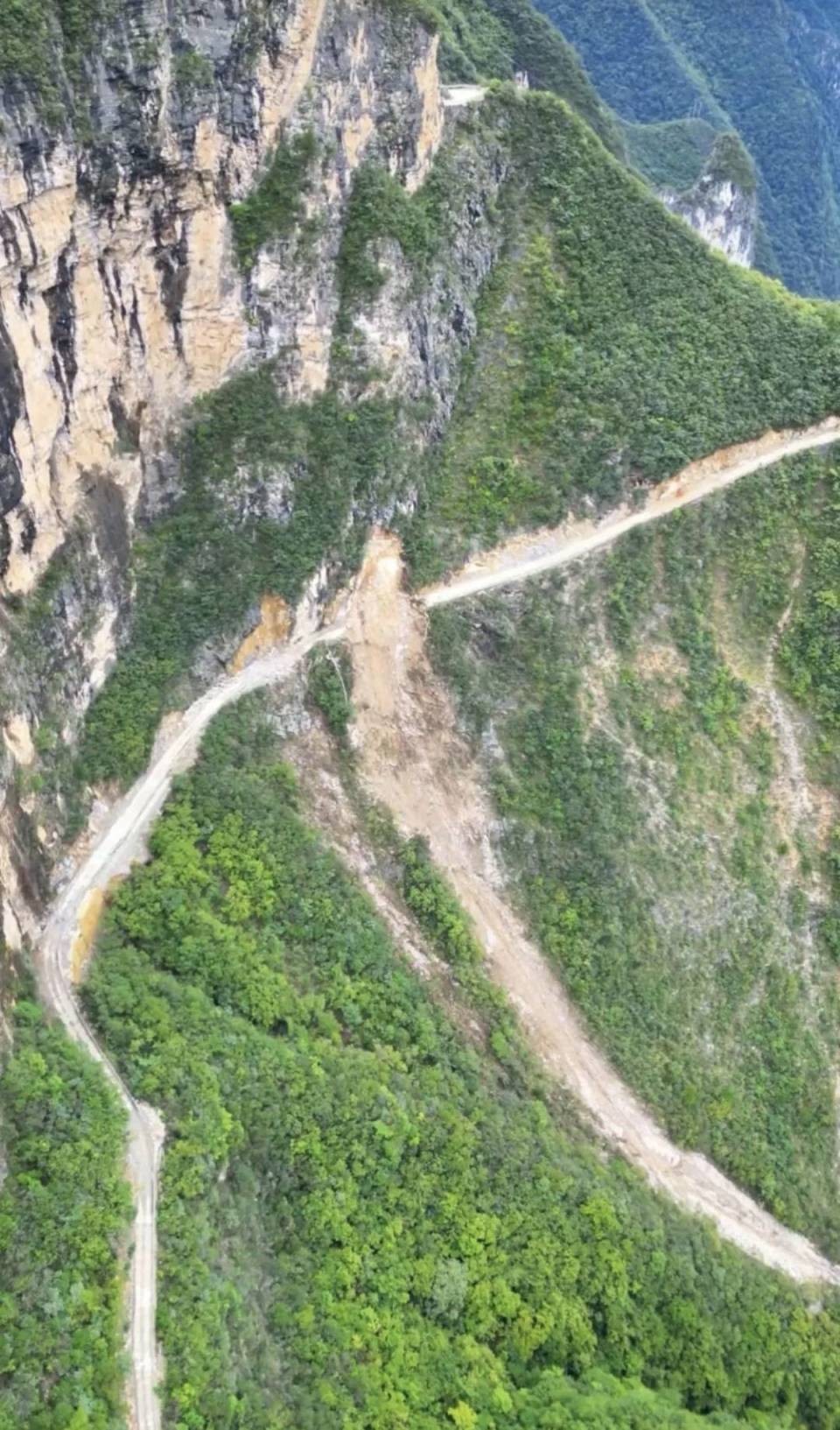 网红公路垮塌3000村民出行受阻