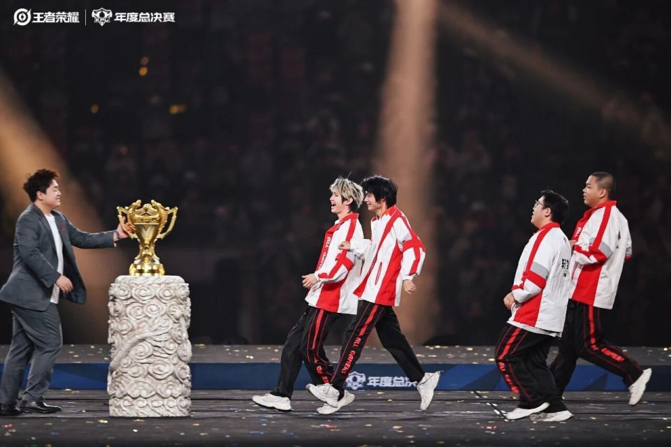 成都AG超玩会夺KPL年度总冠军