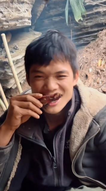 张家界荒野求生选手抓野猪吃到流油