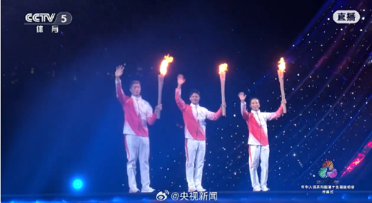 马琳陈若琳郭晶晶等传递火炬