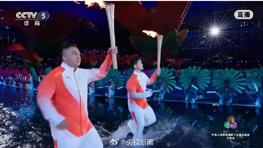 马琳陈若琳郭晶晶等传递火炬