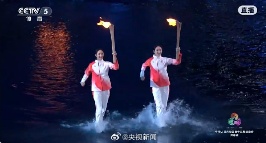 马琳陈若琳郭晶晶等传递火炬