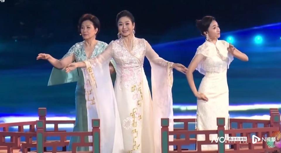 粤港澳粤剧艺术家共唱《彩云追月》