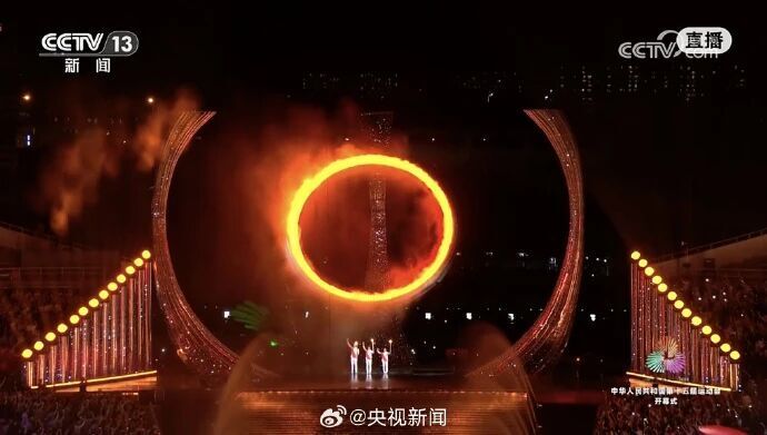 马琳陈若琳郭晶晶等传递火炬