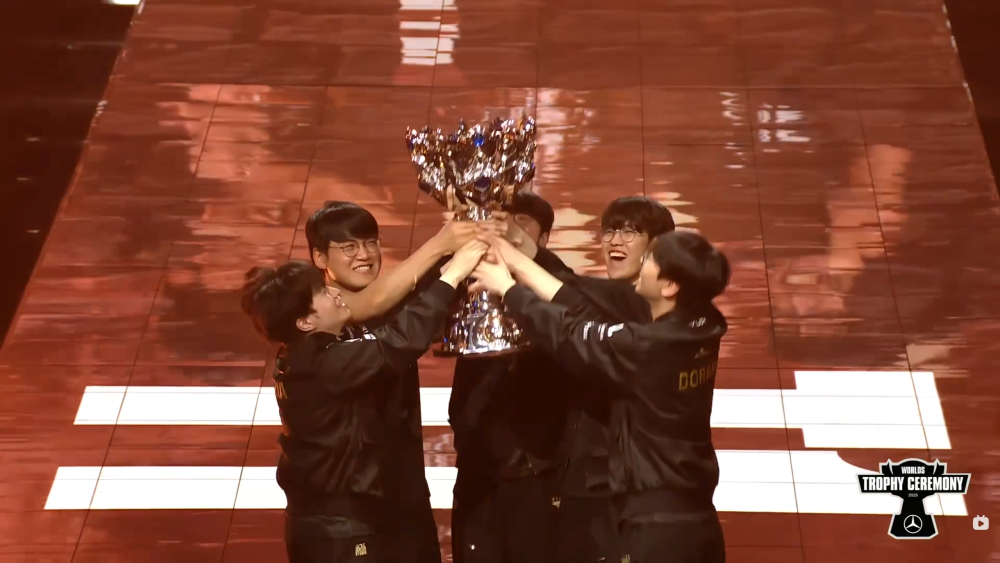 UZI为全球总决赛FMVP颁奖