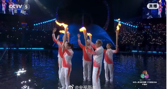 马琳陈若琳郭晶晶等传递火炬