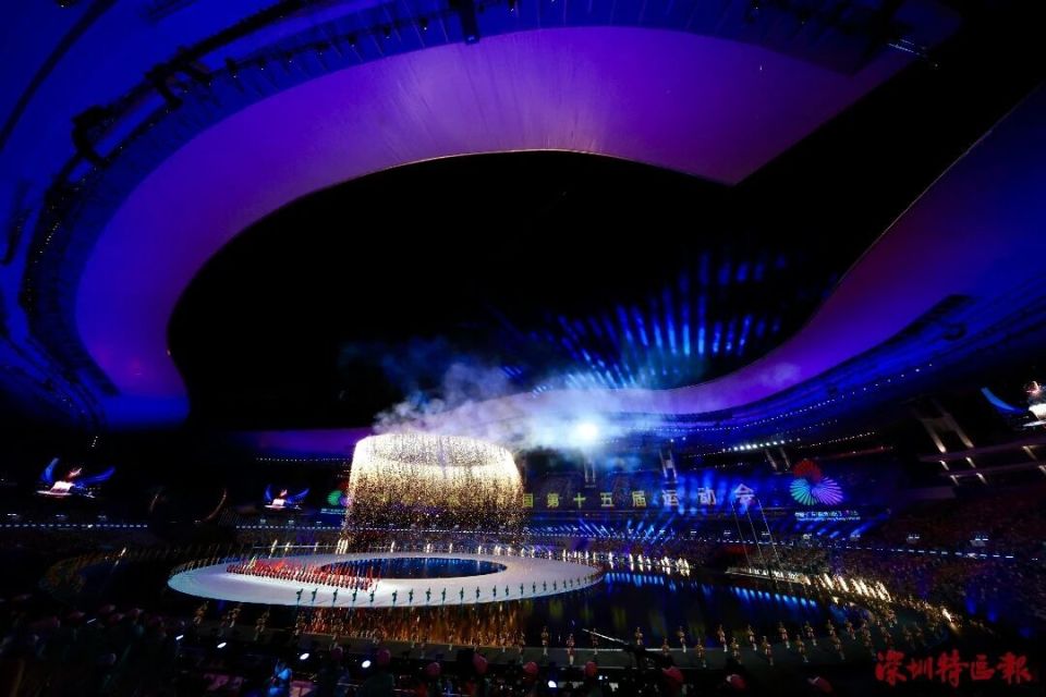 全运会开幕式观众热情欢呼声浪滔天