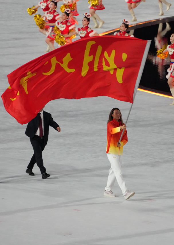 郑钦文担任湖北代表团旗手