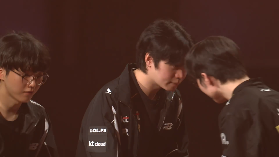 UZI为全球总决赛FMVP颁奖