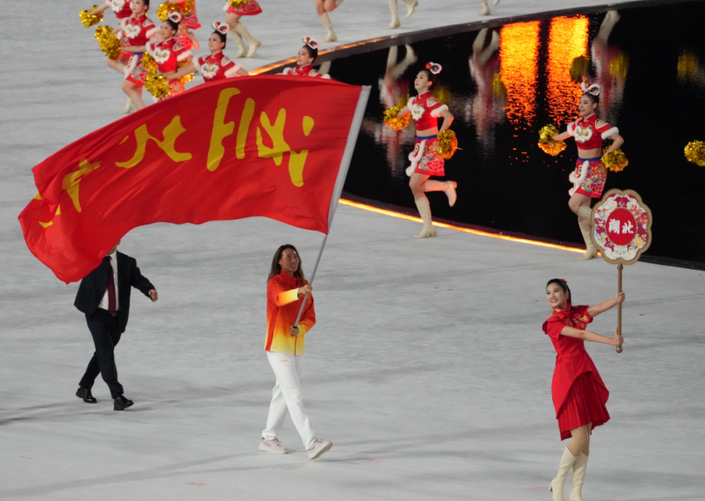 郑钦文担任湖北代表团旗手