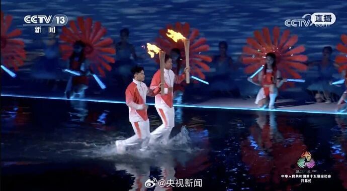 马琳陈若琳郭晶晶等传递火炬