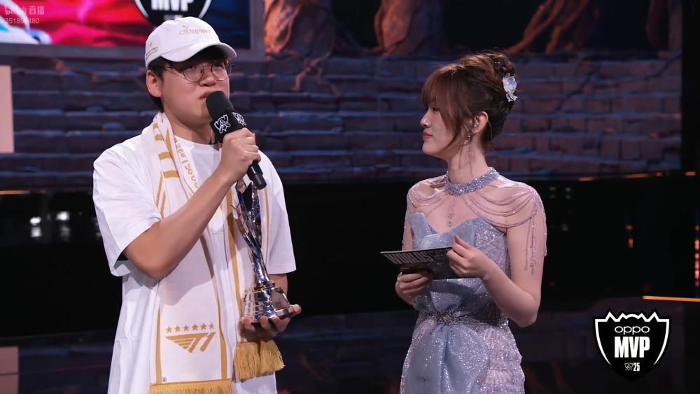 UZI为全球总决赛FMVP颁奖
