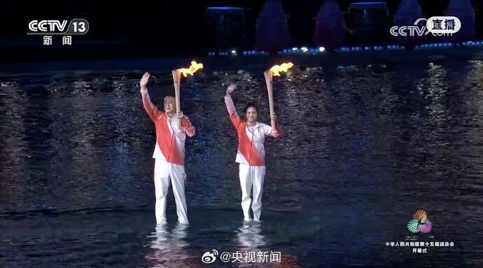 马琳陈若琳郭晶晶等传递火炬