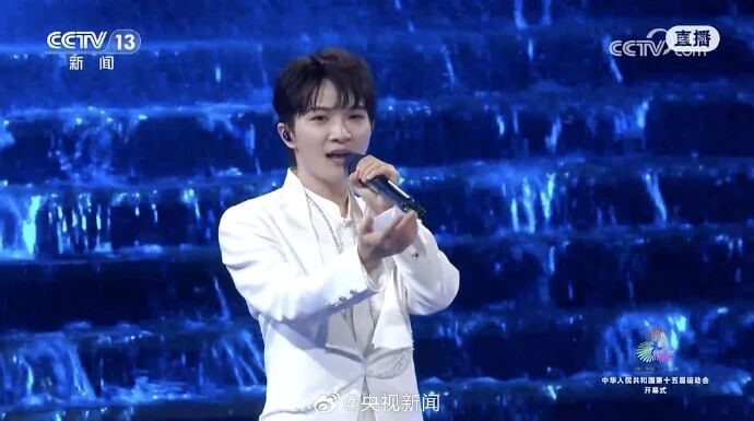 全运会开幕式观众热情欢呼声浪滔天