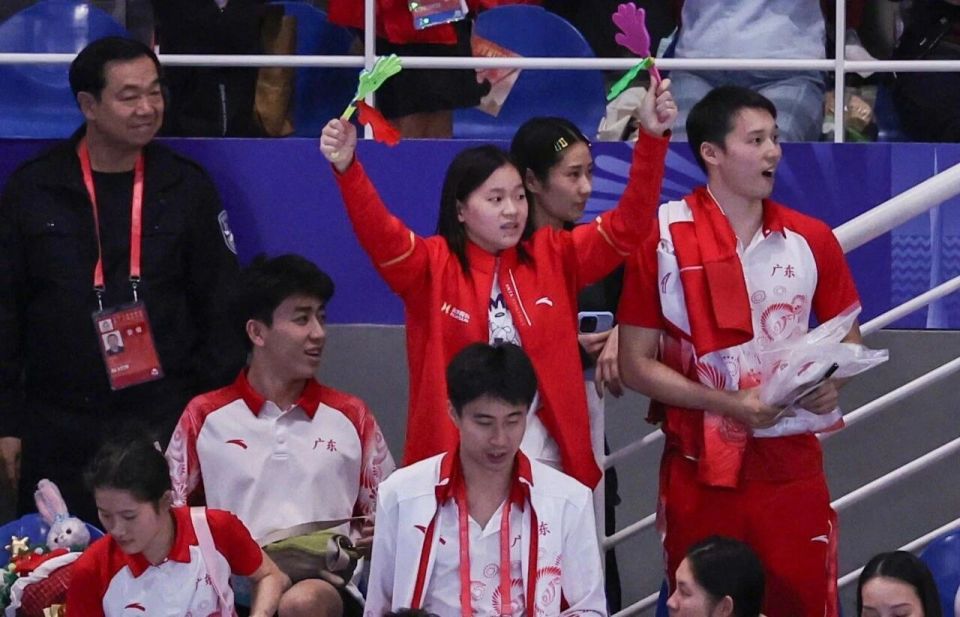 全红婵看台为陈芋汐打Call