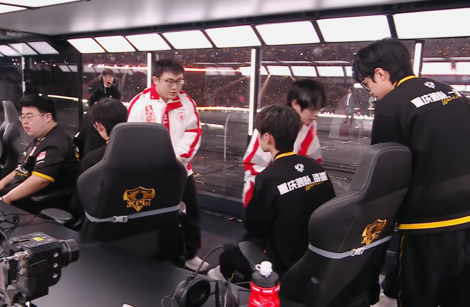 狼队“坐式握手”遭吐槽