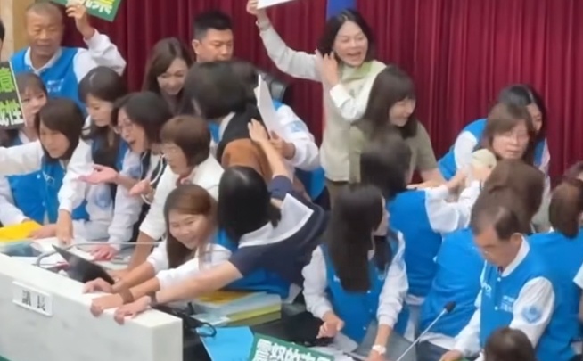 高雄市议会蓝绿民代爆发激烈冲突