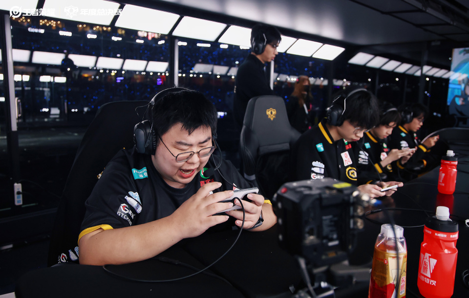 狼队“坐式握手”遭吐槽