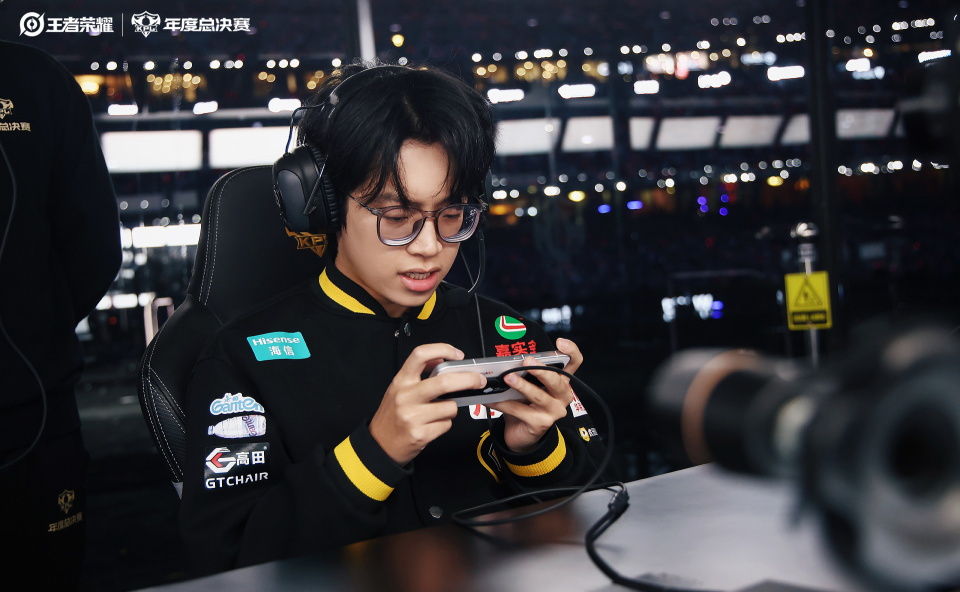 狼队“坐式握手”遭吐槽