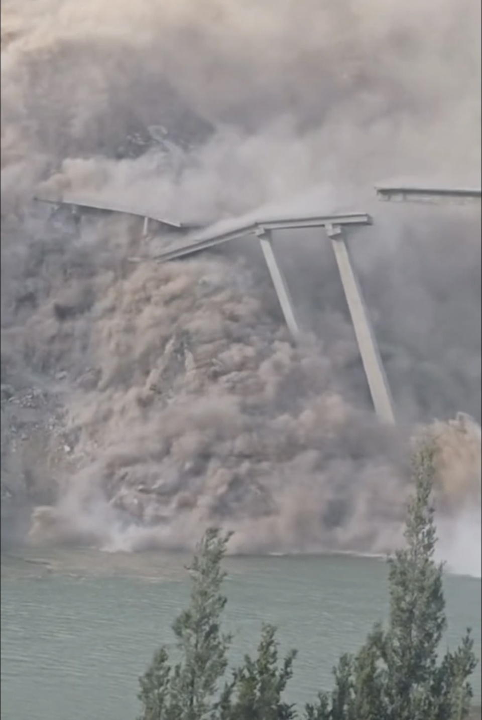 四川阿坝红旗特大桥发生垮塌