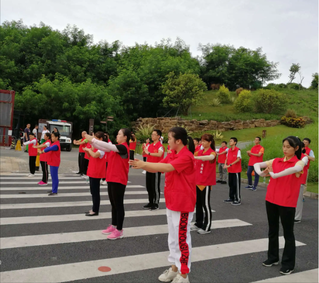 暴走团现身香港放音乐打扰其他游客