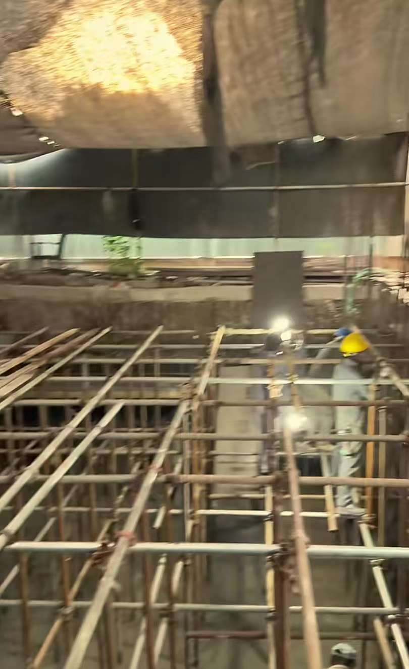 上海一居民挖掘地下室形成数米深坑