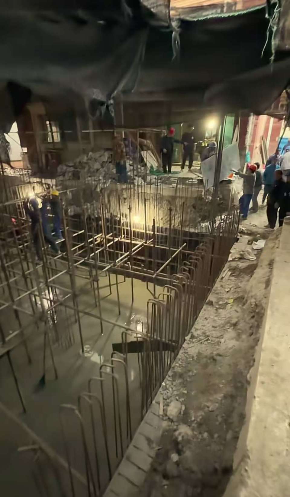 上海一居民挖掘地下室形成数米深坑