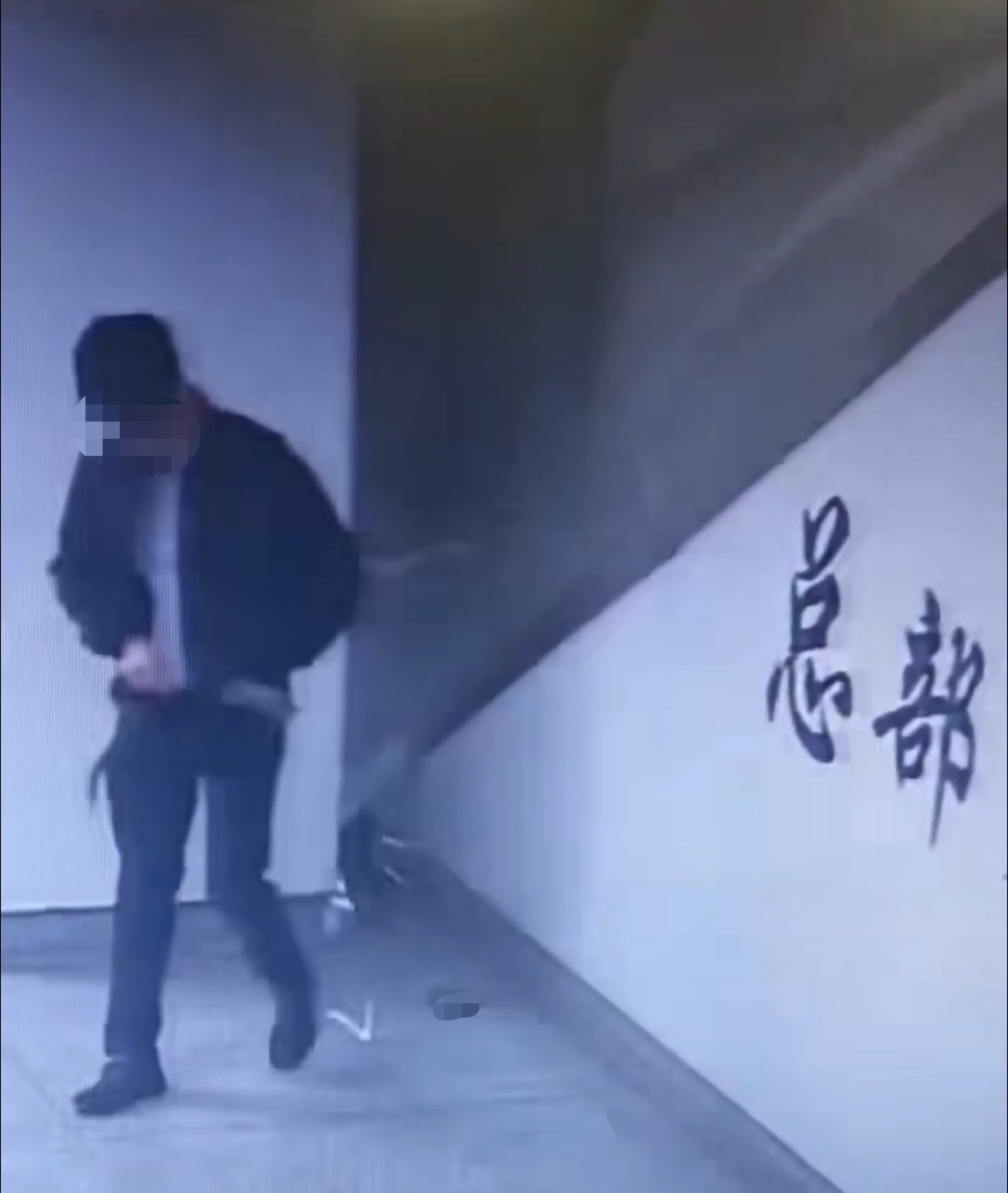男子地铁站大便事发地成打卡点