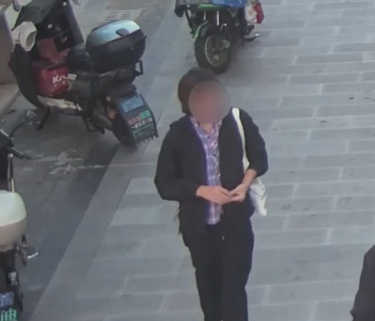 男子戴假发穿红裙扮女顾客盗窃被拘