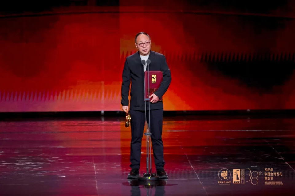 易烊千玺获金鸡奖最佳男主角奖