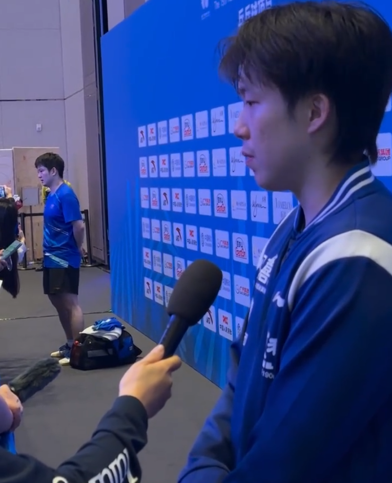 王楚钦赛后看着屏幕发呆思考