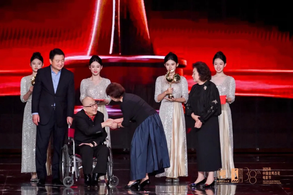 易烊千玺获金鸡奖最佳男主角奖