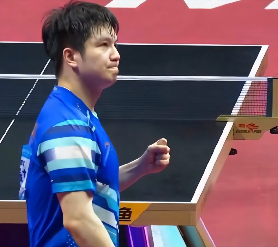 王楚钦赛后看着屏幕发呆思考